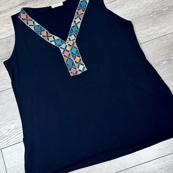 Pebble & Stone Embroidered Geometric V-Neck Tank Top - Picture 4 of 10